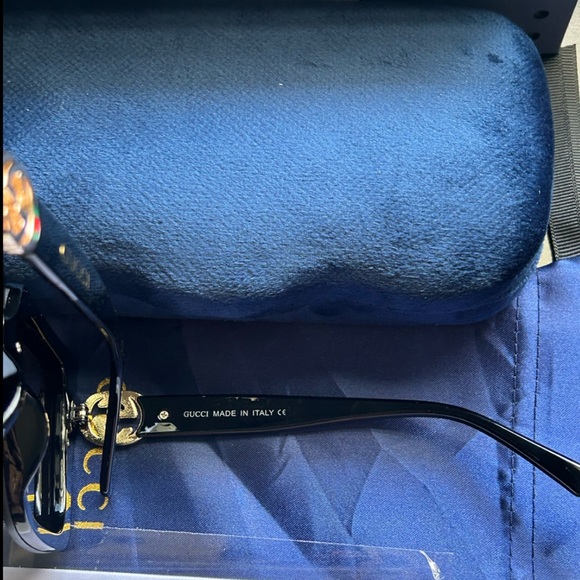 Gucci Glossy Black sunglasses new - Picture 4 of 5